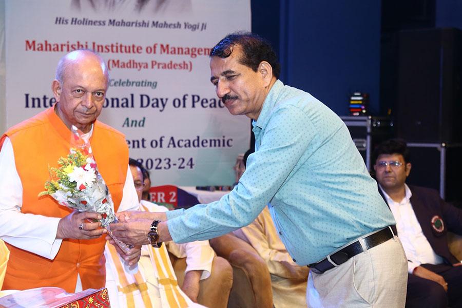 International Day of Peace and the commencement of the academic session of Maharishi Institute of Management, Indore. Padmashree Dr. Janak Palta Magligan was the chief guest of the programme and international poet Professor Rajeev Sharma and Dr. Rajeev Dixit DCDC, Devi Ahilya University were the special guests. 